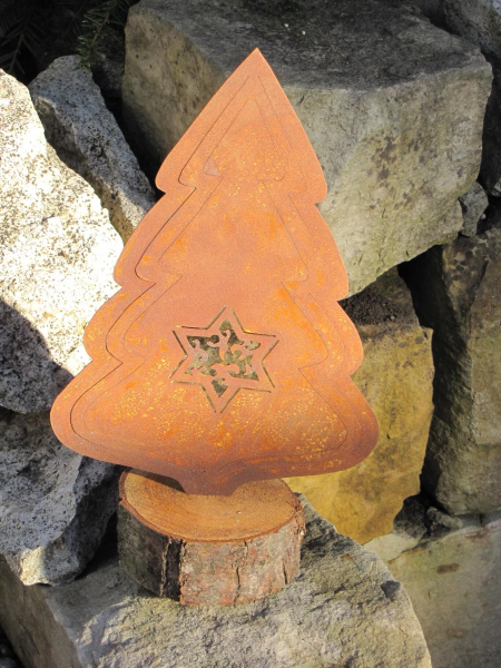 Edelrost Weihnachtsbaum auf Holzfuß
