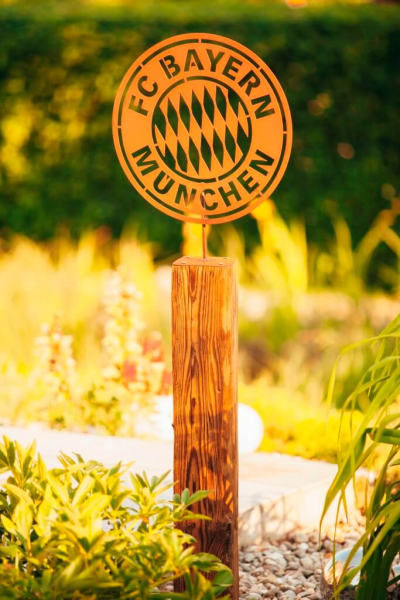 FC Bayern Logo auf Holzständer