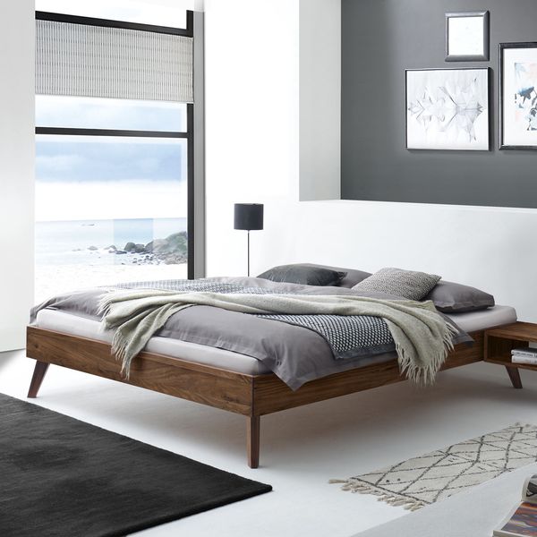 Bett Coraia Nussbaum Massivholz ohne Kopfteil