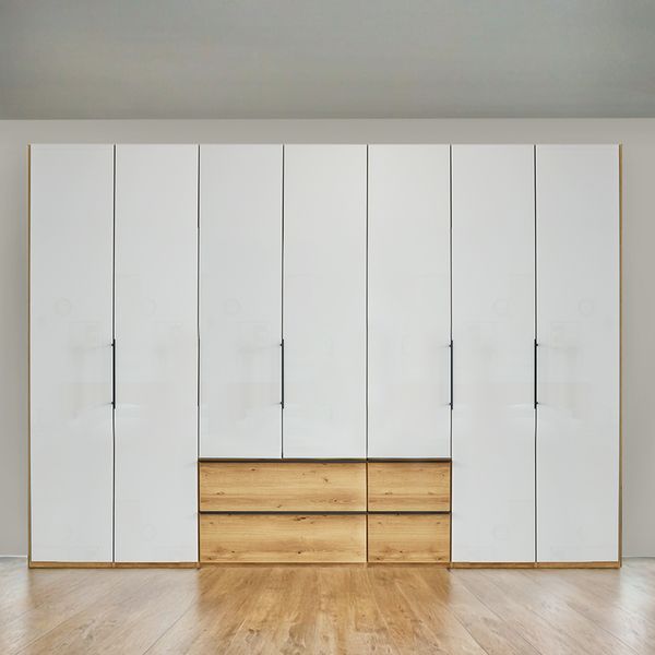 Interliving Drehtüren-Kleiderschrank 1205 Eiche Dekor mit Glasfront und Schubladen