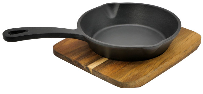 Steuber Grillpfanne Gusseisen Ø15 cm mit Akazien Servierbrett, Brat- & Servierpfanne für Holzgrill & Lagerfeuer, für Fisch, Gemüse, Käse