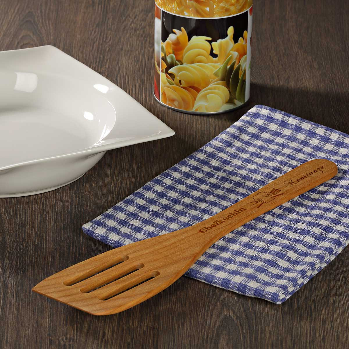 Pfannenwender mit Schlitzen mit Gravur