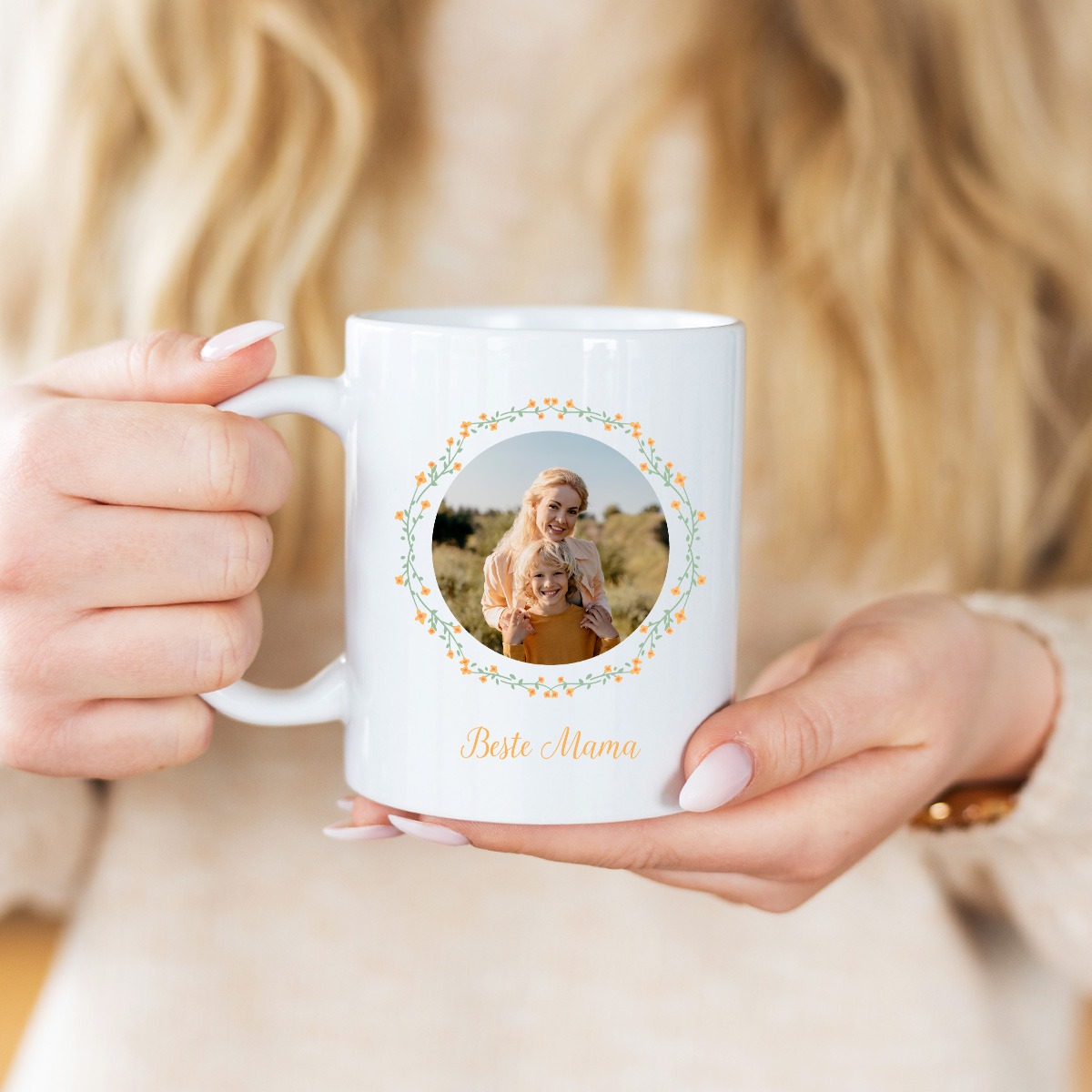 Personalisierbare Tasse Blumenkranz mit Foto und Text, Weihnachtsgeschenk, Fotogeschenk, Geschenke für Frauen, Geschenke für Freundin, Geschenk für Schwester, Geschenk für Mama, Witzige Geschenke, Romantische Geschenke, Hochzeitsgeschenk, Kleine Geschenke