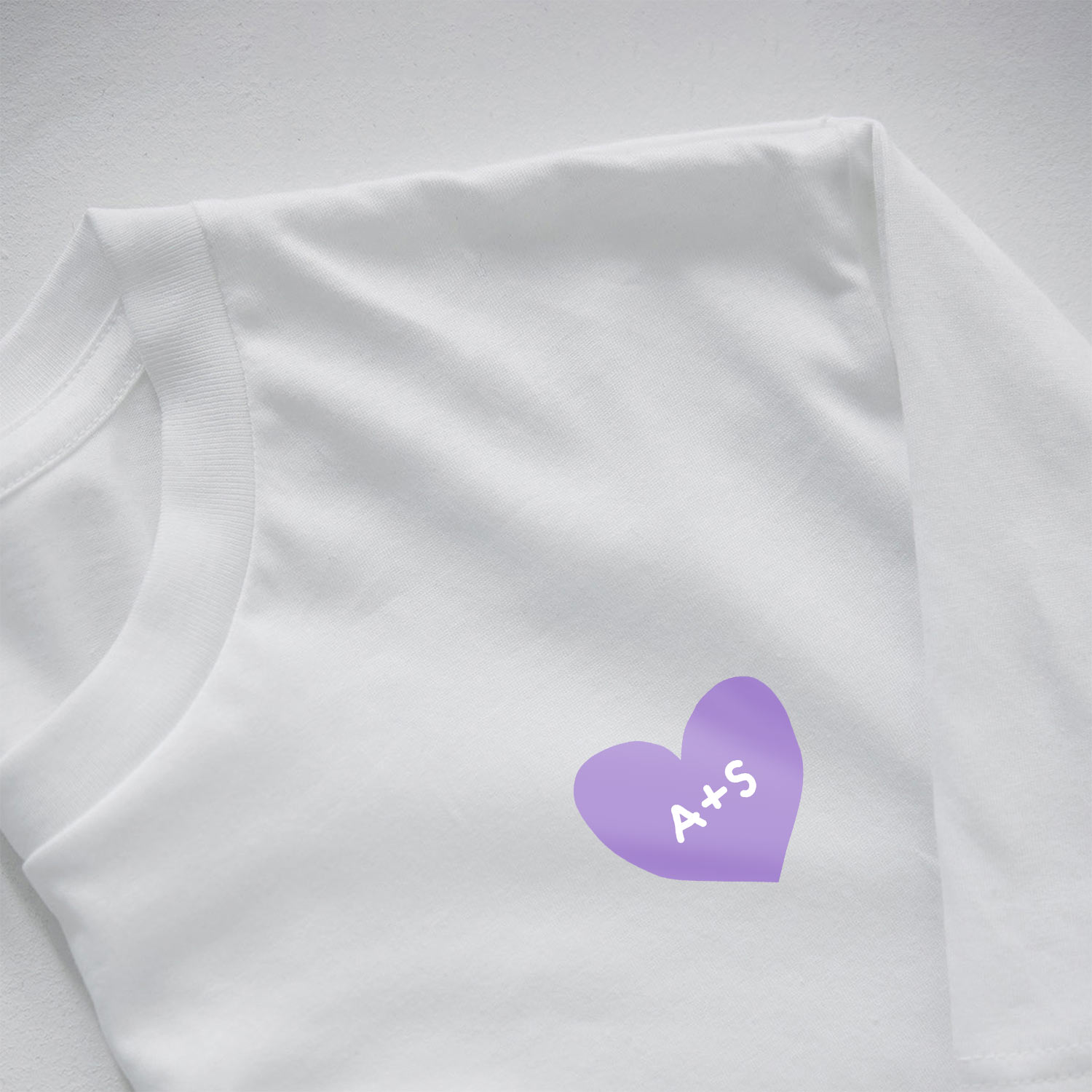 Personalisierbares T-Shirt Herz mit Initialen, Weihnachtsgeschenk, Geschenke für Frauen, Geschenke für Freundin, Geschenk für Schwester, Witzige Geschenke, Romantische Geschenke, Hochzeitsgeschenk, Kleine Geschenke, Geschenk, Geschenkidee
