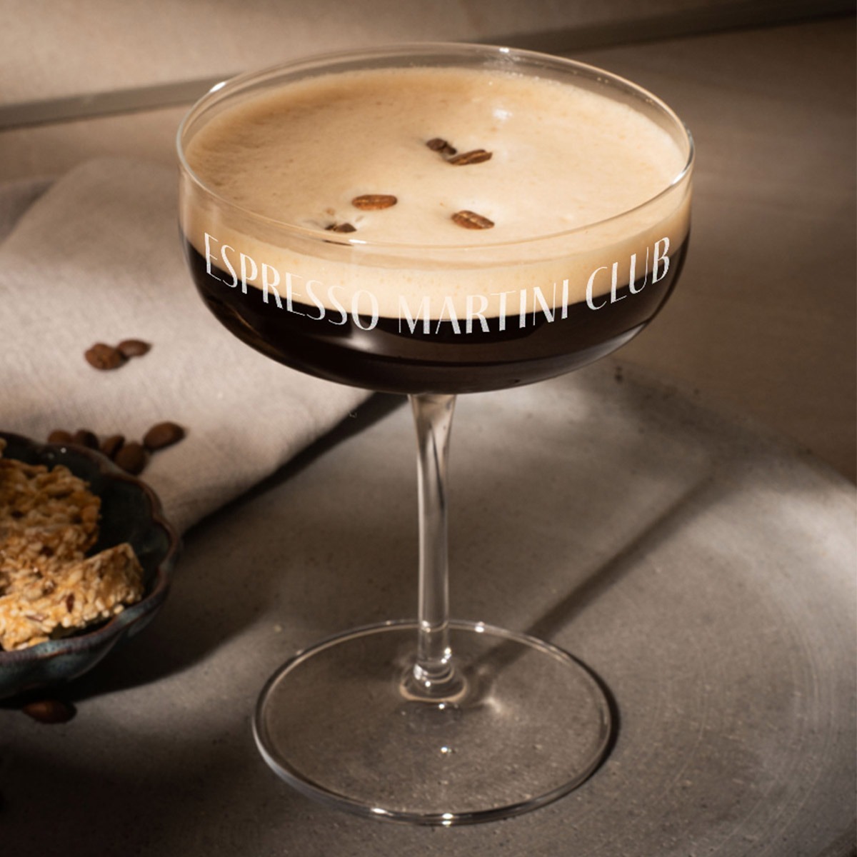 Personalisierbares Espresso Martini Glas, Weihnachtsgeschenk, Geschenke für Frauen, Geschenke für Freundin, Geschenk für Schwester, Romantische Geschenke, Hochzeitsgeschenk, Kleine Geschenke, Geschenk, Geschenkidee