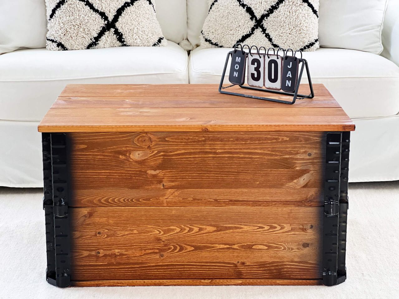 Holztruhe hellbraun mit Deckel und Griffen im Vintage-Look