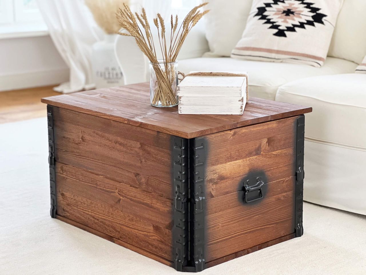 Holztruhe dunkelbraun mit Deckel und Griffen im Vintage-Look