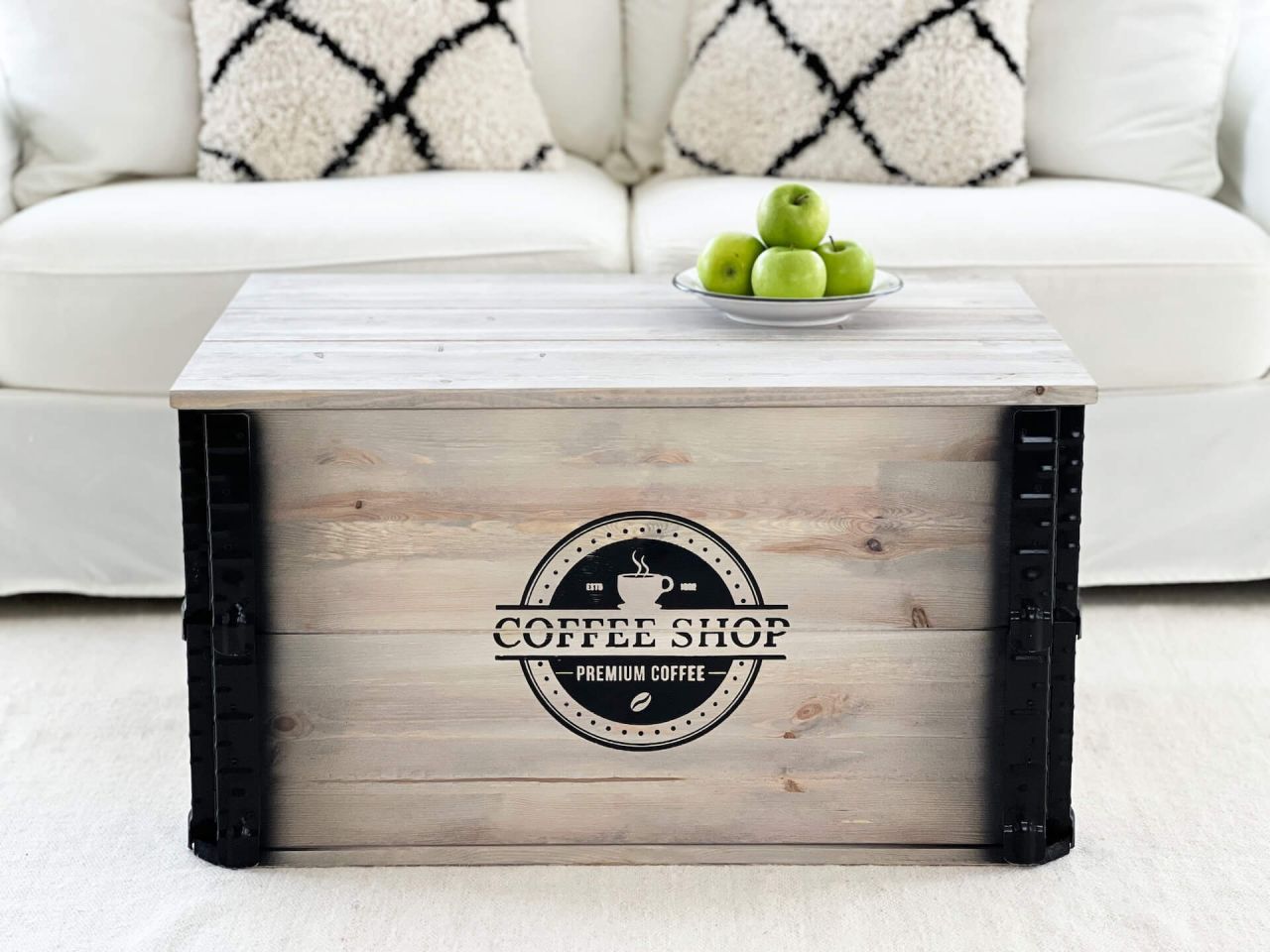 Holztruhe 'Coffee Shop' aus massiver Kiefer im Vintage-Look grau