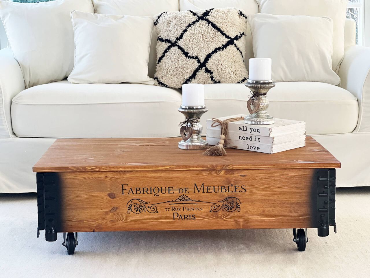 Truhentisch 'Fabrique de Meubles' hellbraun massives Holz