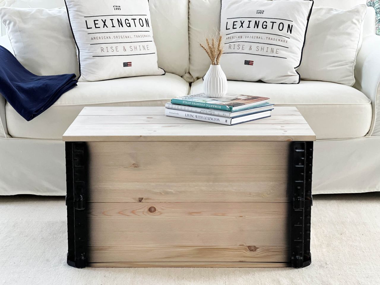 Holztruhe grau mit Deckel und Griffen im Vintage-Look