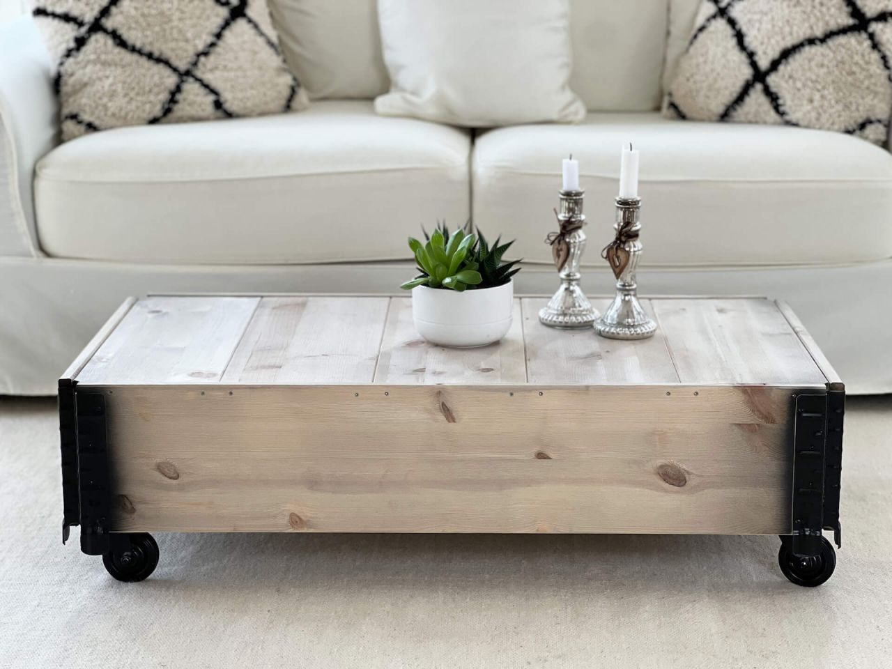 Couchtisch grau aus massivem Holz im Vintage-Look mit Rollen