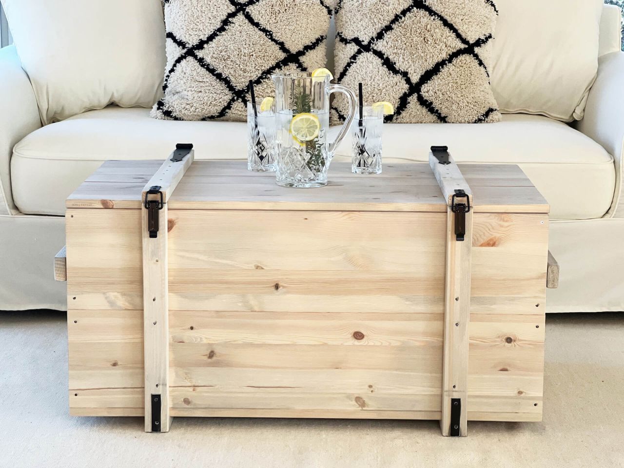 Vintage Holztruhe grau mit schwarzen Eisenbeschlägen